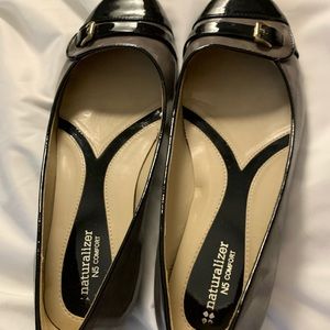 3/$20 Naturalizer 9W black and beige dress shoes like new